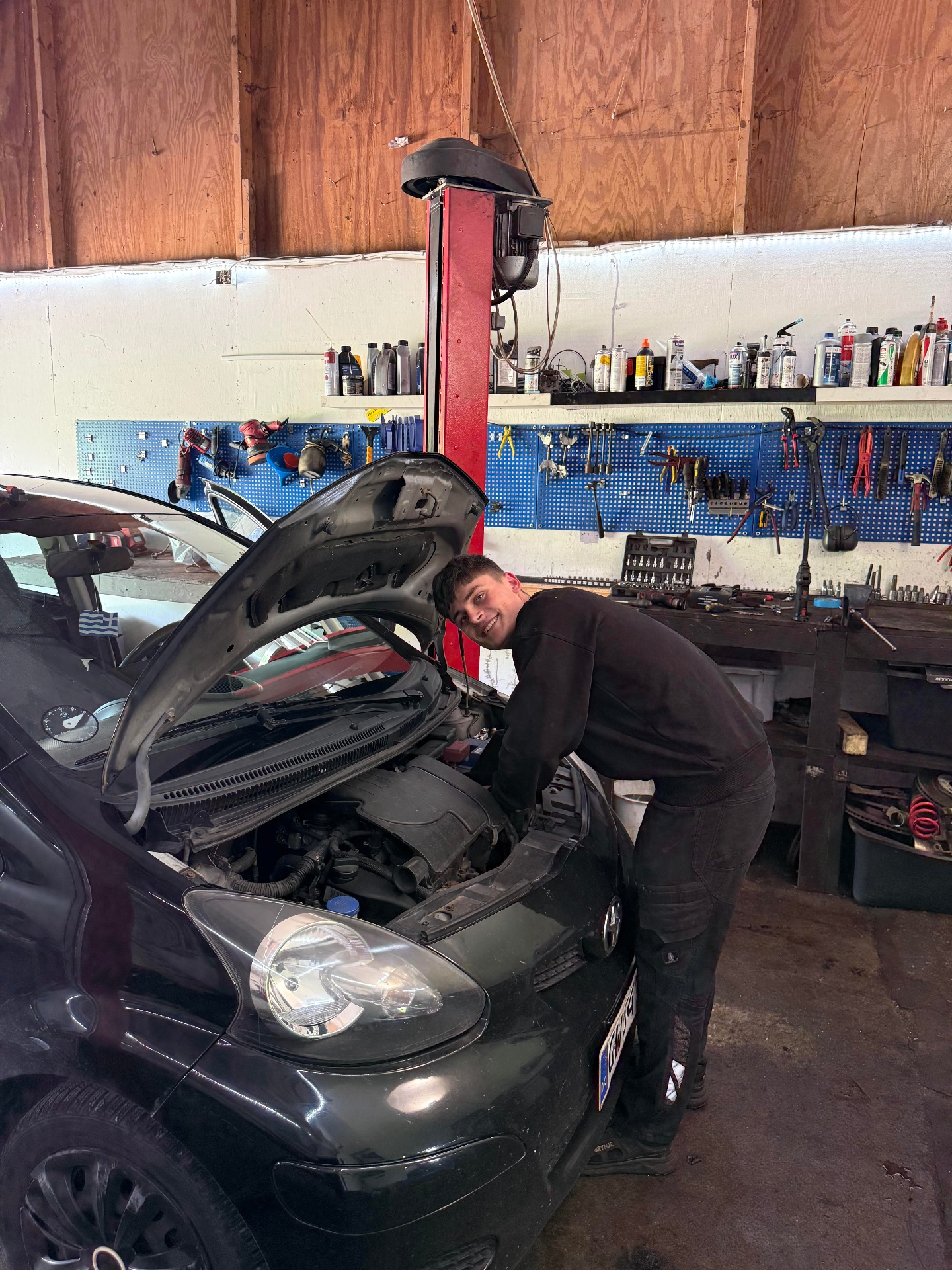 Andreas i gang med arbejde på en bil hos ADJ AutoCare